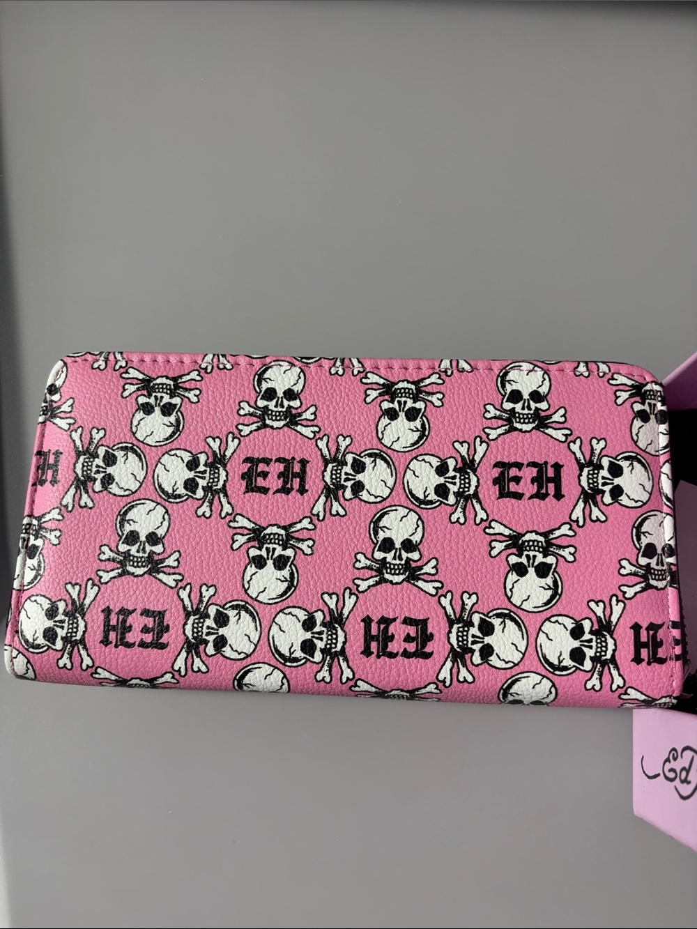 New in Box Ed Hardy Wallet & Keychain Giftset - Picture 2 of 4